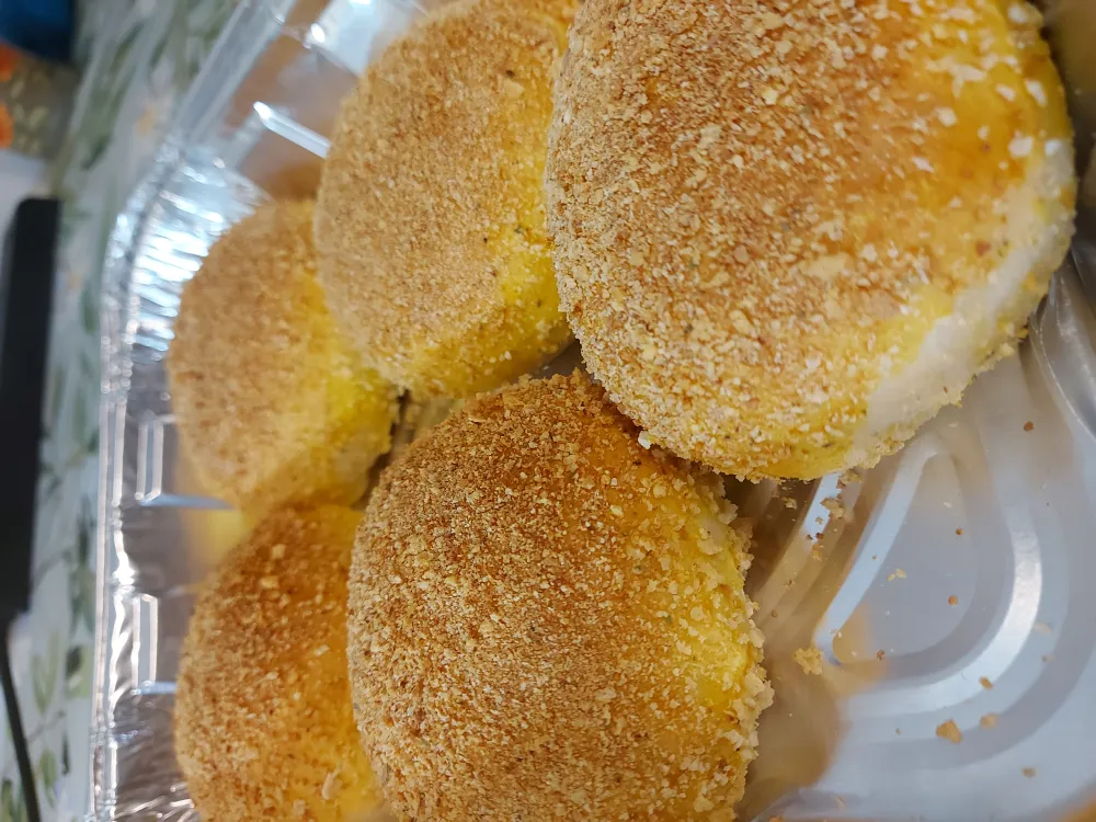 همبرگر شکم پر بافلینگ گوشتHomemade Stuffed Hamburger with Mushroom Sauce